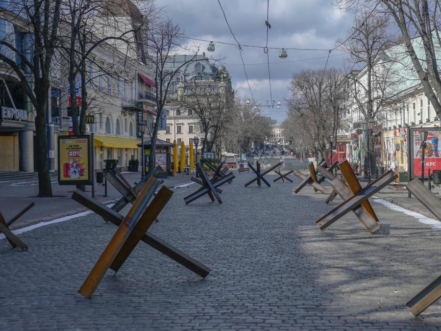Ostacoli anticarro disposti lungo una strada nella città ucraina meridionale di Odessa. (Photo by Bulent Kilic / AFP)