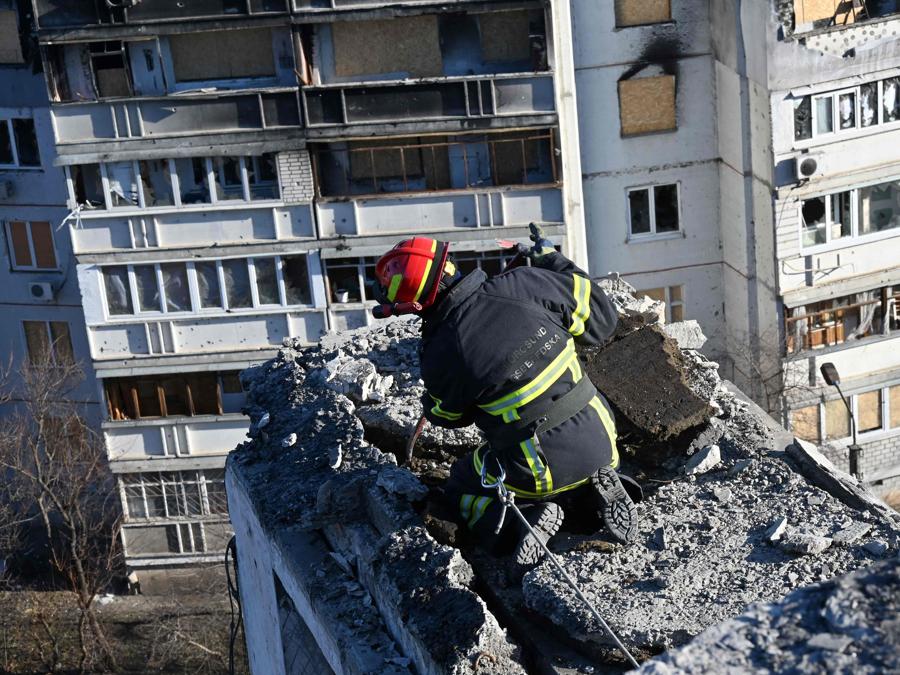 Un uomo rimuove i detriti da un edificio residenziale durante i lavori di ristrutturazione di un condominio, parzialmente distrutto dai bombardamenti, nella periferia di Kharkiv. (Photo by Sergey Bobok / AFP)