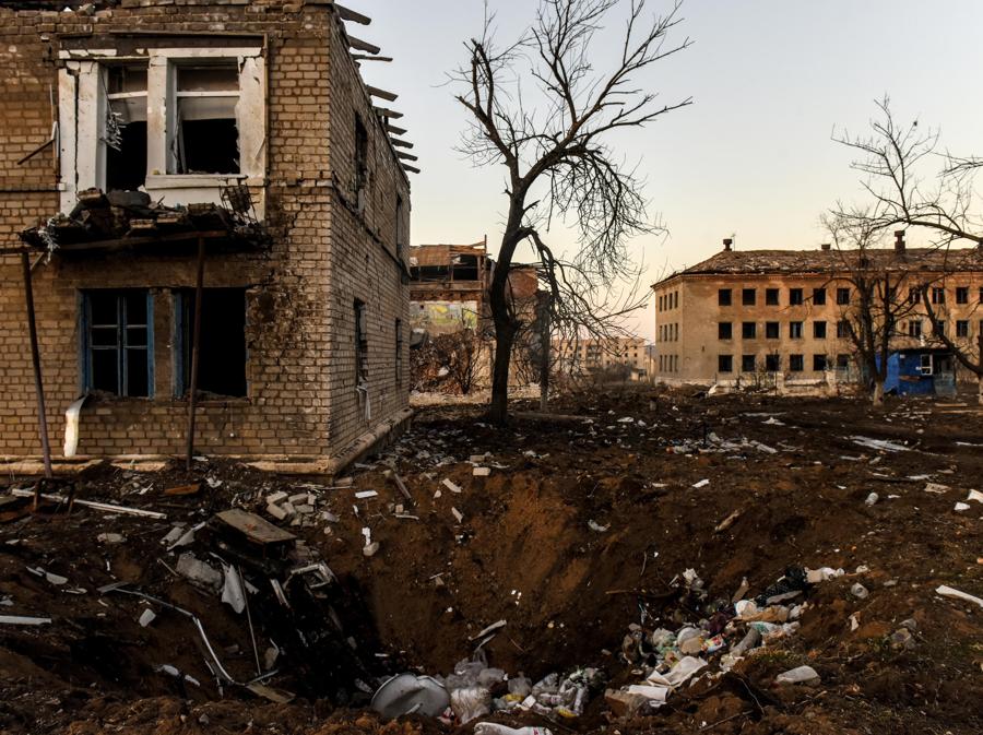 Bombardamenti a Siversk, nella regione di Donetsk  (EPA/Oleg Petrasyuk)