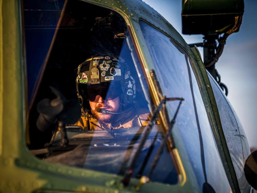 Un pilota militare ucraino siede su un elicottero mentre si prepara al decollo nell’Ucraina orientale. (Photo by Ihor Tkachov / AFP)