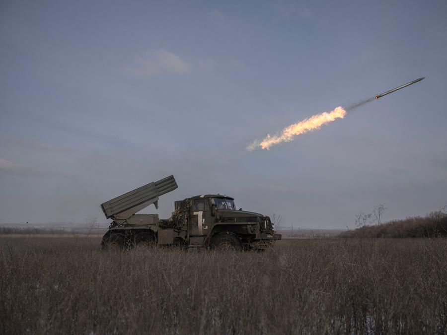 I militari ucraini lanciano un sistema di razzi a lancio multiplo BM-21 Grad verso le posizioni russe in prima linea vicino alla città di Marinka, nella regione di Donetsk. REUTERS/Marko Djurica