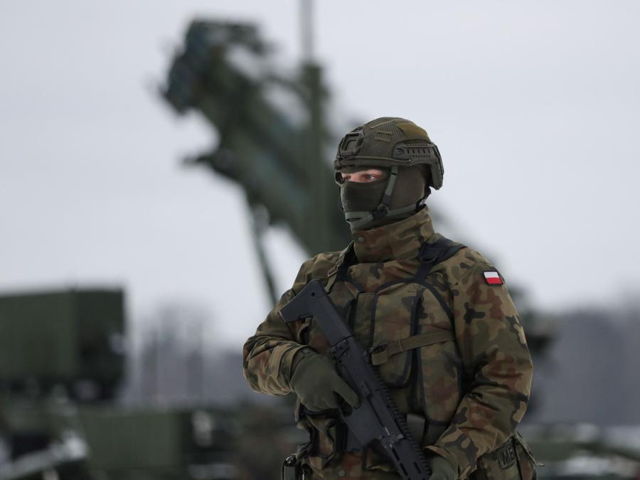 Pattuglie di militari durante l’addestramento militare polacco sui sistemi missilistici di difesa aerea Patriot all’aeroporto di Varsavia, Polonia, 2023. REUTERS/Kacper Pempel