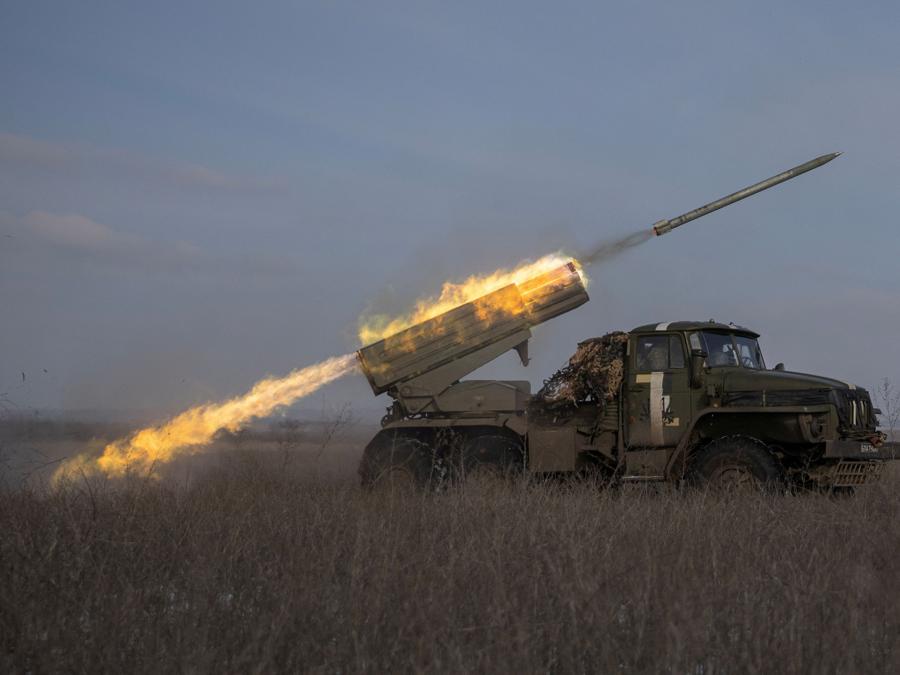 I militari ucraini lanciano un sistema di razzi a lancio multiplo BM-21 Grad verso le posizioni russe in prima linea vicino alla città di Marinka, nella regione di Donetsk. REUTERS/Marko Djurica