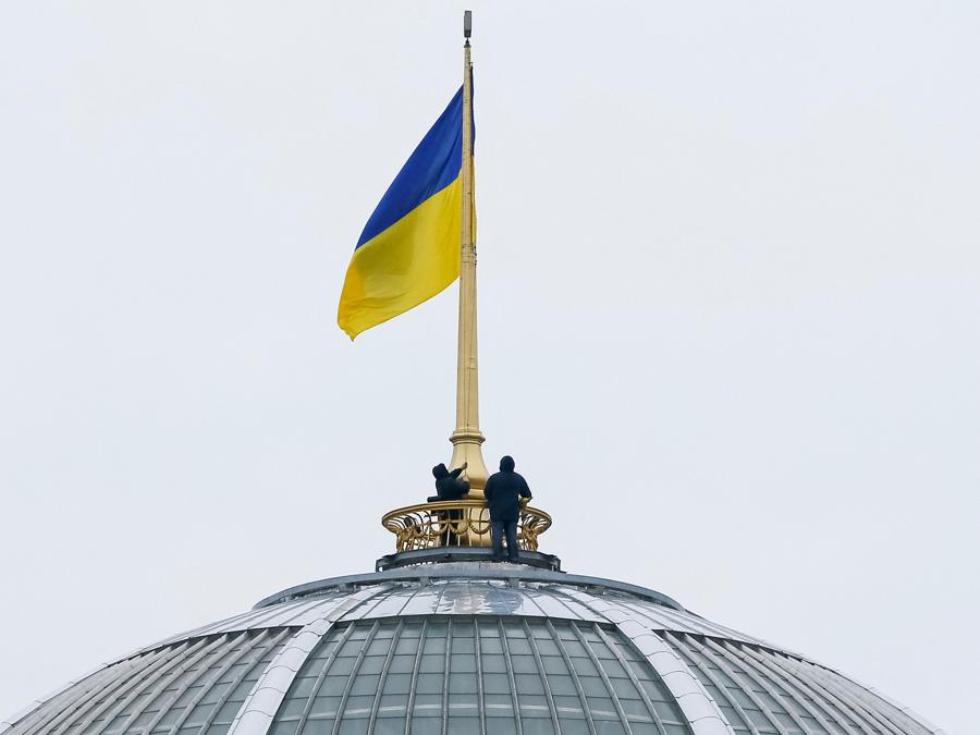 La bandiera nazionale ucraina sul tetto dell’edificio del parlamento a Kiev. REUTERS/Gleb Garanich/File Photo