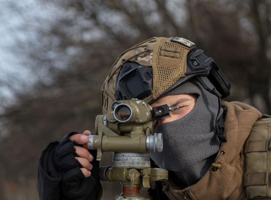 Un militare ucraino guarda attraverso un telemetro in prima linea vicino alla città di Marinka, nella regione di Donetsk. REUTERS/Marko Djurica