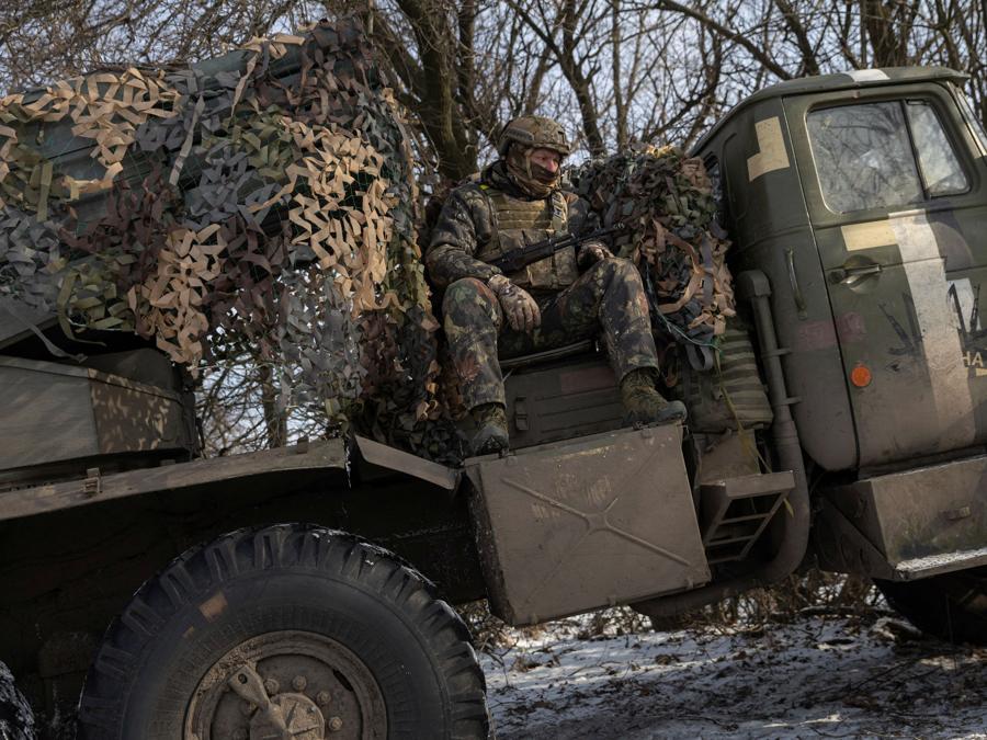 I militari ucraini viaggiano su un sistema di razzi a lancio multiplo BM-21 Grad mentre si preparano a lanciarlo verso le posizioni russe in prima linea vicino alla città di Marinka, nella regione di Donetsk. REUTERS/Marko Djurica