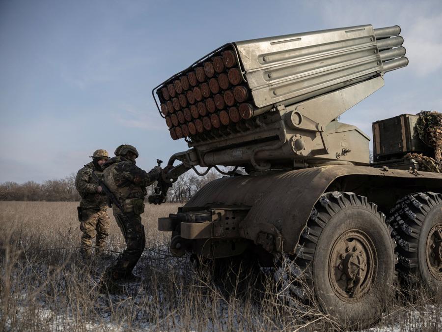 I militari ucraini si preparano a lanciare un sistema di razzi a lancio multiplo BM-21 Grad verso le posizioni russe in prima linea vicino alla città di Marinka, nella regione di Donetsk. REUTERS/Marko Djurica