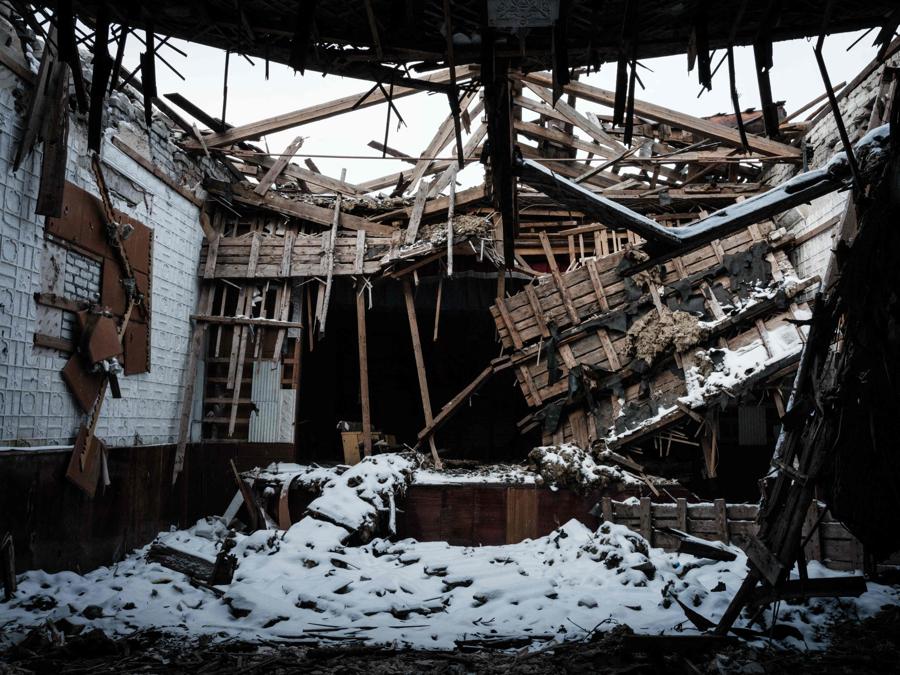 Un edificio danneggiato dai bombardamenti a Zarichne. (Photo by YASUYOSHI CHIBA / AFP)