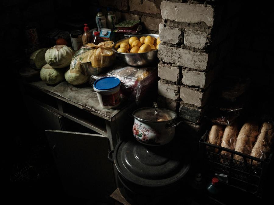 Alimenti sono immagazzinati vicino a una stufa a casa di Victoria Shypko, dove vive con tre vicini a Yampil, in Ucraina. (Photo by YASUYOSHI CHIBA / AFP)