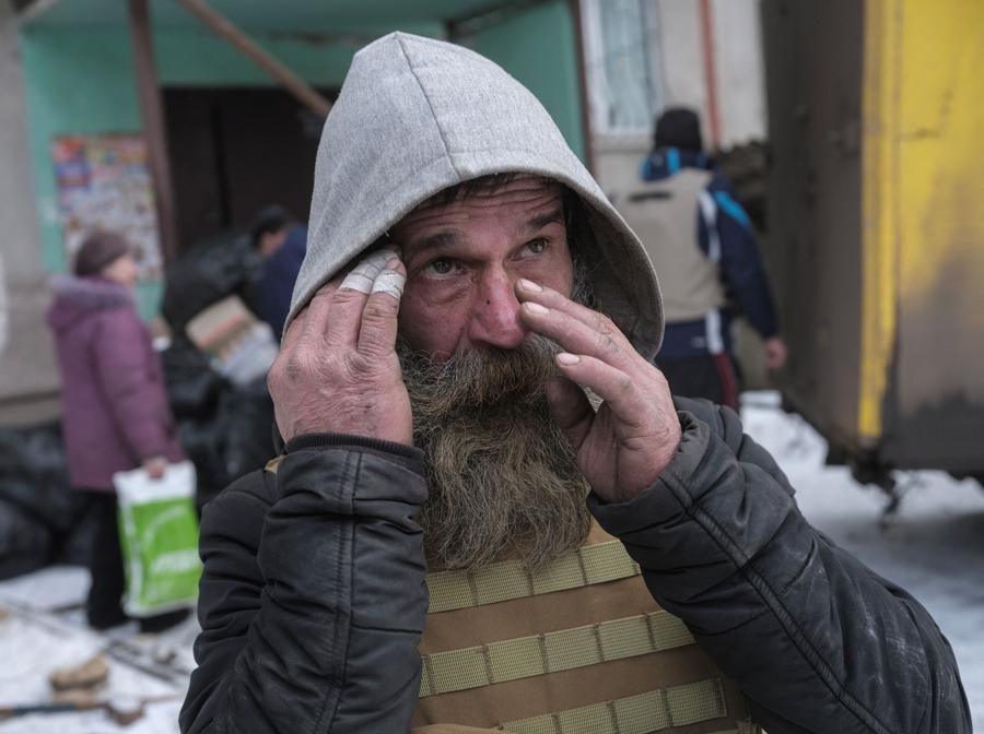 Mykola distribuisce aiuti umanitari, durante l’attacco della Russia all’Ucraina, alla periferia di Bahmut, nella regione di Donetsk. REUTERS/Marko Djurica