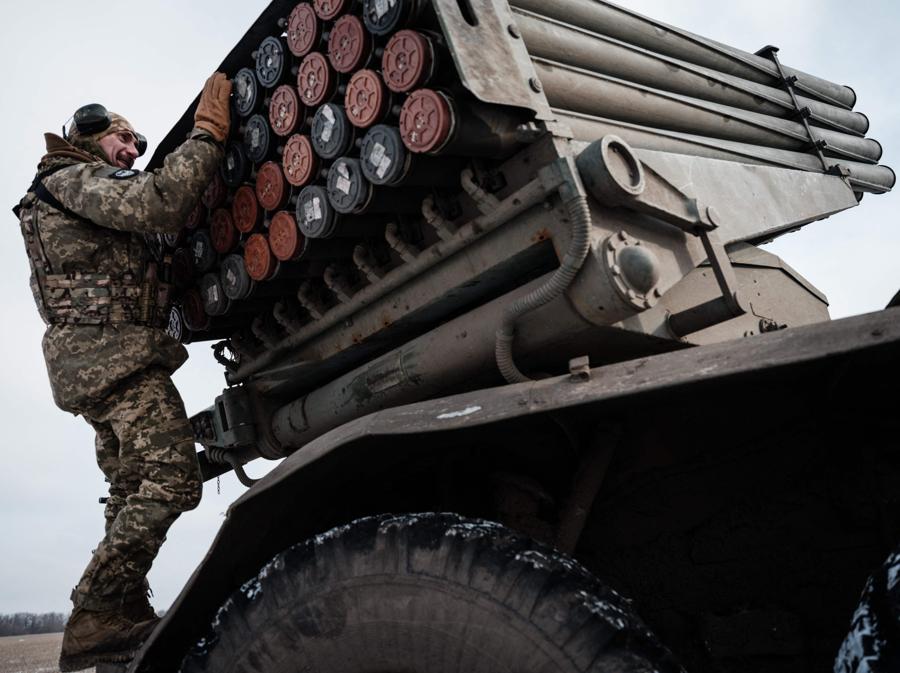 Un militare ucraino dell’unità di artiglieria dell’80a brigata d’assalto aereo conferma le posizioni vicino a Bakhmut. (Photo by YASUYOSHI CHIBA / AFP)
