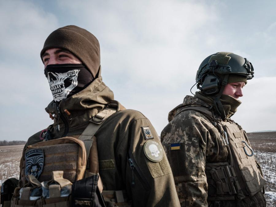 I militari ucraini dell’unità di artiglieria dell’80a brigata d’assalto aereo si trovano vicino a Bakhmut. (Photo by YASUYOSHI CHIBA / AFP)