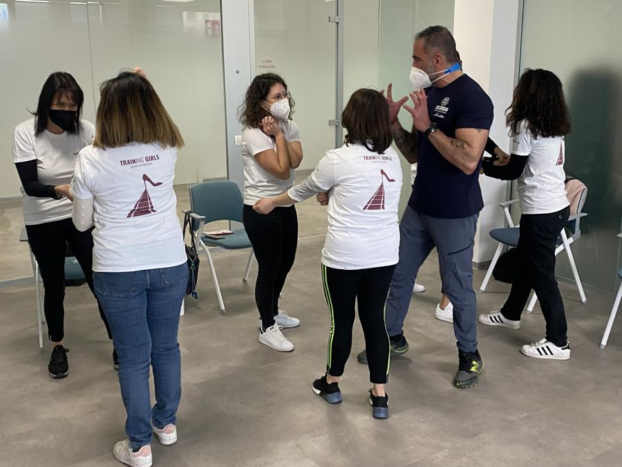 Prima lezione autodifesa al femminile per donne Italo