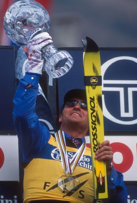 Alberto Tomba con la Coppa del Mondo generale sul podio di Bormio vinta nella stagione 1994/95. (photo Pentaphoto)
