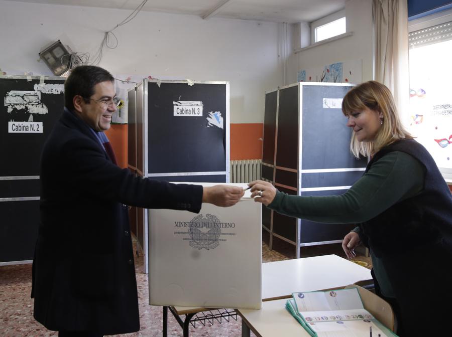 Elezioni del Presidente della regione Lazio, il candidato di centro sinistra Alessio D’Amato si reca al seggio.(Foto Cecilia Fabiano/LaPresse)