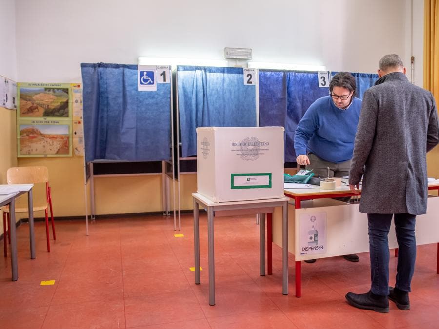 Elezioni Regionali Lombardia , cittadini al voto al seggio (Foto Claudio Furlan/LaPresse)
