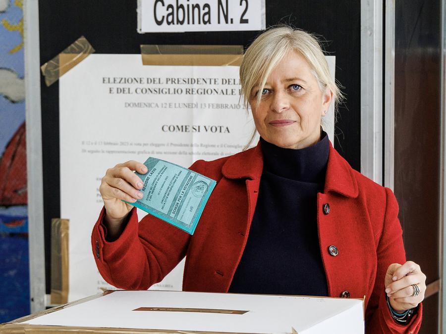 Elezioni regionali Lazio - La candidata del M5S Donatella Bianchi al seggio elettorale (Foto Roberto Monaldo / LaPresse)