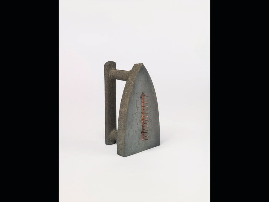 Man Ray «Cadeau/Audace» 1921 (rifatto nel 1974) . Ghisa e chiodi in rame Museum Boijmans Van Beuningen, Rotterdam. Trust by SIAE 2023