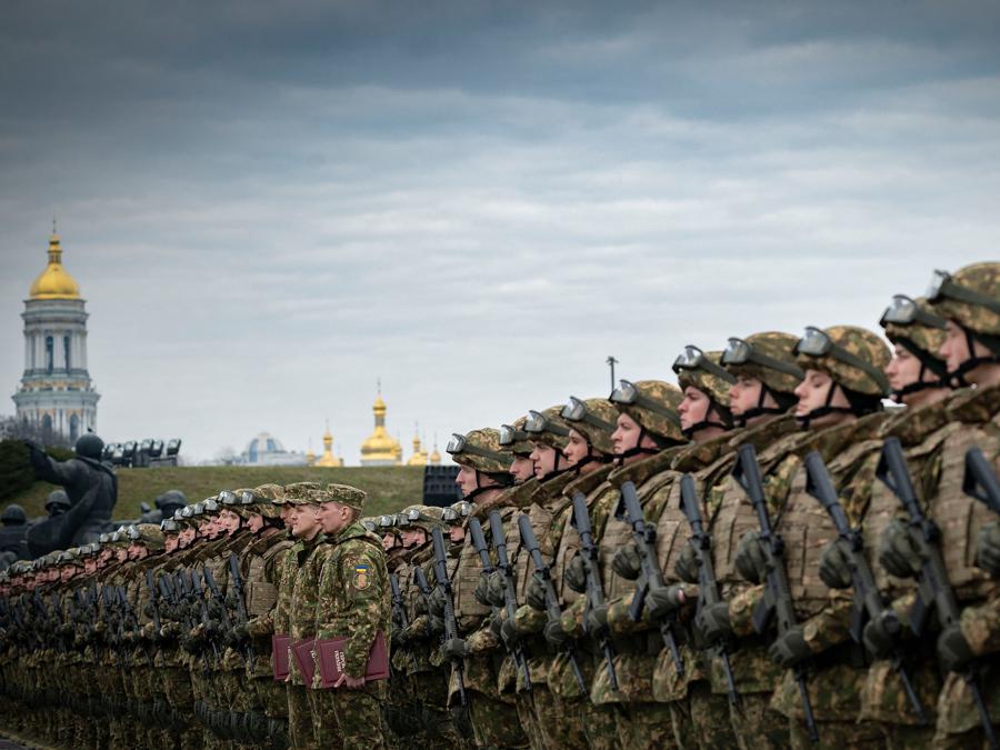 I militari prendono parte a una cerimonia del 9° anniversario della Guardia nazionale dell’Ucraina e della laurea degli ufficiali dell’Accademia nazionale dell’Ucraina, a Kiev. (Photo by Handout / UKRAINIAN PRESIDENTIAL PRESS SERVICE / AFP)