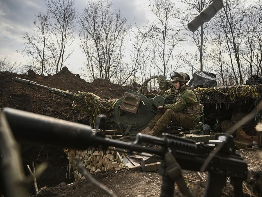 Un militare ucraino siede su un cannone antiaereo vicino a Bakhmut. (Photo by Aris Messinis / AFP)