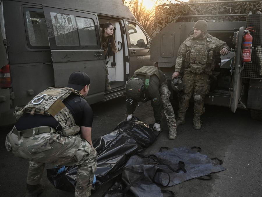 I paramedici militari ucraini portano via un militare caduto vicino alla linea del fronte di Bakhmut. (Photo by Aris Messinis / AFP)