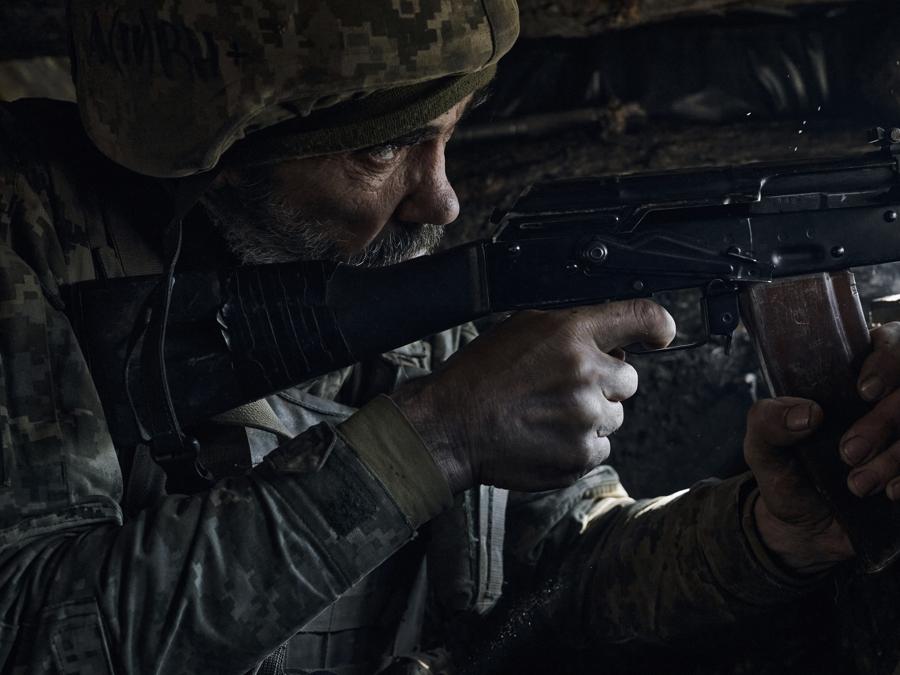 Un soldato ucraino della 28a brigata spara in prima linea durante una battaglia con le truppe russe in prima linea vicino a Bakhmut, regione di Donetsk. (AP Photo/Libkos) Associated Press/LaPresse