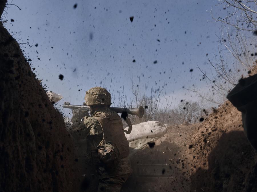 Un soldato ucraino della 28a brigata spara con un lanciagranate in prima linea durante una battaglia con le truppe russe vicino a Bakhmut, regione di Donetsk. (AP Photo/Libkos) Associated Press/LaPresse