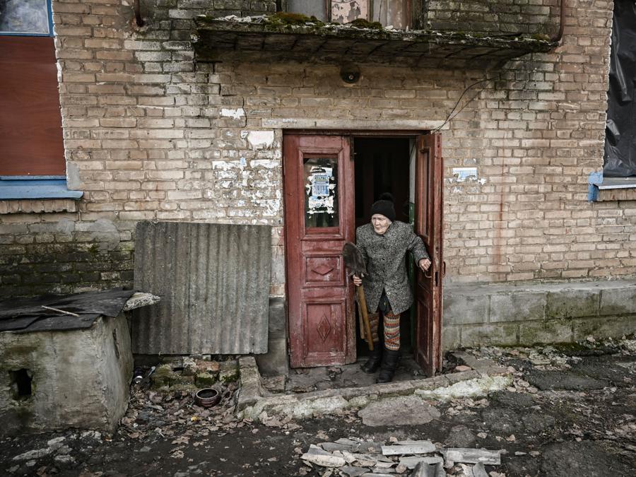 Galyna, 69 anni, esce dal suo appartamento per prendersi cura del suo giardino nella città di Chasiv Yar, vicino a Bachmut. (Photo by Aris Messinis / AFP)