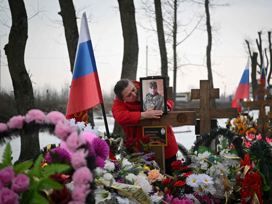 Yelena piange sulla tomba di suo figlio, un soldato russo caduto, in un cimitero nella città di Yefremov, nella regione di Tula. (Photo by Natalia KOLESNIKOVA / AFP)