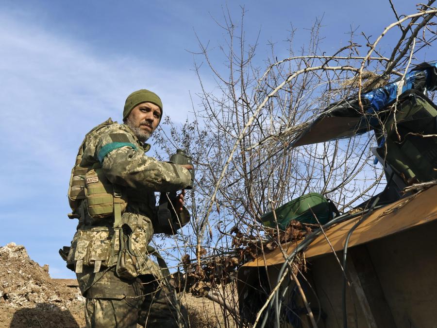 Un soldato ucraino di un’unità antiaerea, in una località segreta vicino alla città in prima linea di Bakhmut, Ucraina orientale. EPA/ROMAN CHOP