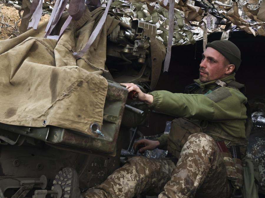 Un soldato ucraino di un’unità antiaerea, in una località segreta vicino alla città in prima linea di Bakhmut, Ucraina orientale. EPA/ROMAN CHOP