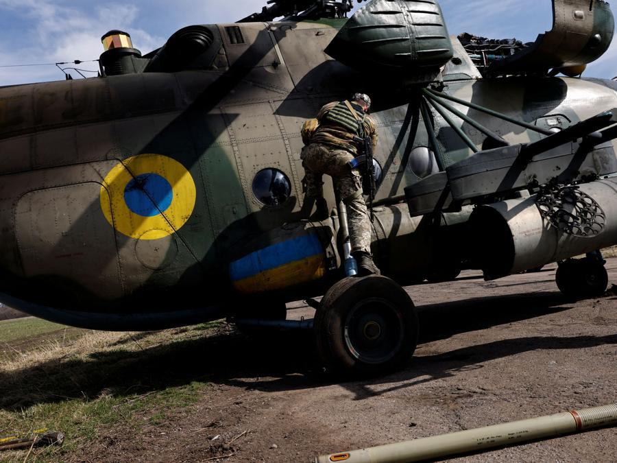 Un militare della 18a brigata, aviazione dell’esercito, con  un elicottero dopo una missione in prima linea, in un aeroporto a Donetsk. REUTERS/Violeta Santos Moura