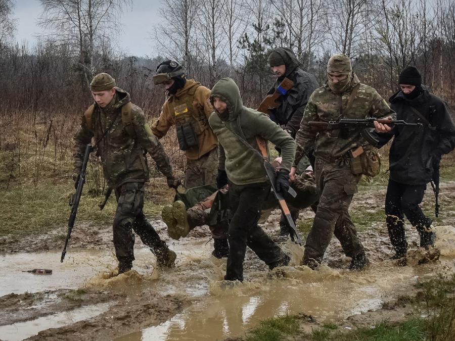 Un’esercitazione militare per civili condotta da membri del Corpo di volontariato ucraino del settore destro vicino a Lviv, Ucraina. REUTERS/Pavlo Palamarchuk