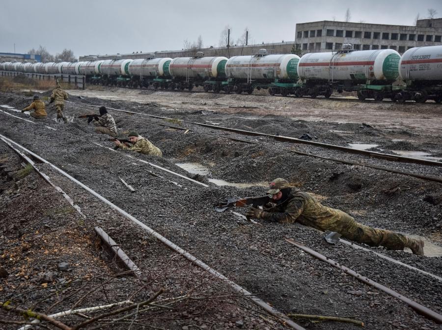 Un’esercitazione militare per civili condotta da membri del Corpo di volontariato ucraino del settore destro vicino a Lviv, Ucraina. REUTERS/Pavlo Palamarchuk