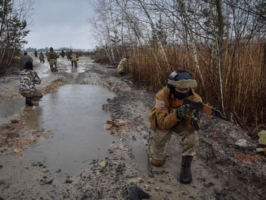 Un’esercitazione militare per civili condotta da membri del Corpo di volontariato ucraino del settore destro vicino a Lviv, Ucraina. REUTERS/Pavlo Palamarchuk