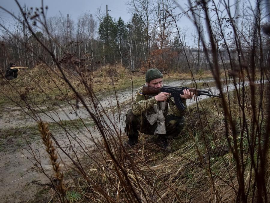 Un’esercitazione militare per civili condotta da membri del Corpo di volontariato ucraino del settore destro vicino a Lviv, Ucraina. REUTERS/Pavlo Palamarchuk
