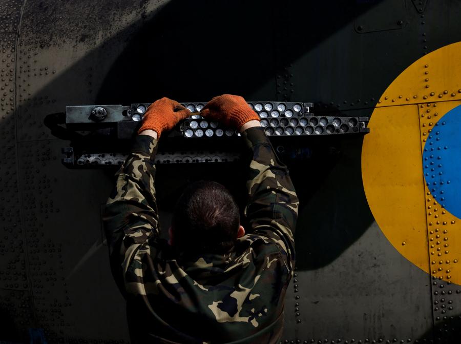 Un militare della 18a brigata, aviazione dell’esercito, rifornisce un elicottero di munizioni dopo una missione in prima linea, durante l’invasione russa dell’Ucraina, in un aeroporto a Donetsk, Ucraina. REUTERS/Violeta Santos Moura