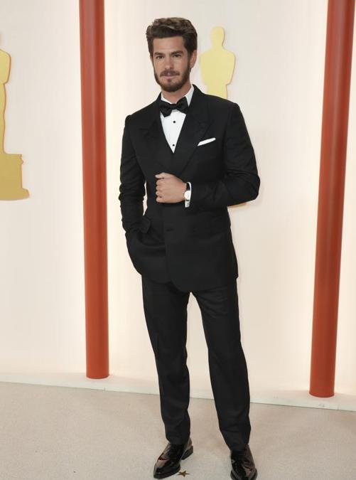 Andrew Garfield indossa un abito Fendi e un orologio Omega