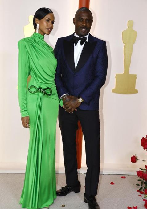Idris Elba con la moglie Sabrina. Indossa Zegna