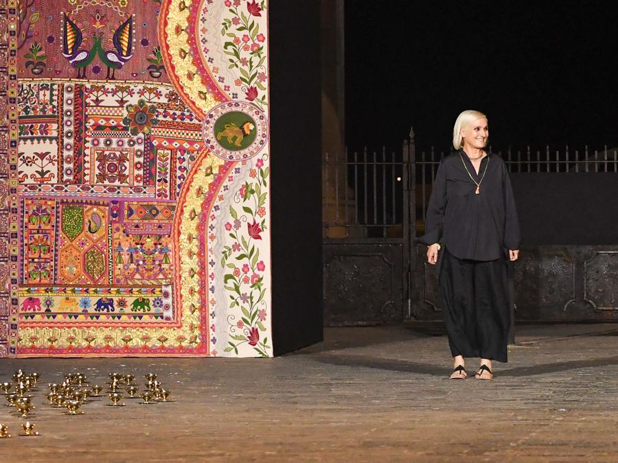 La Direttrice Creativa di Dior, Maria Grazia Chiuri saluta al termine della sfilata. (Photo by Indranil Mukherjee / Afp)