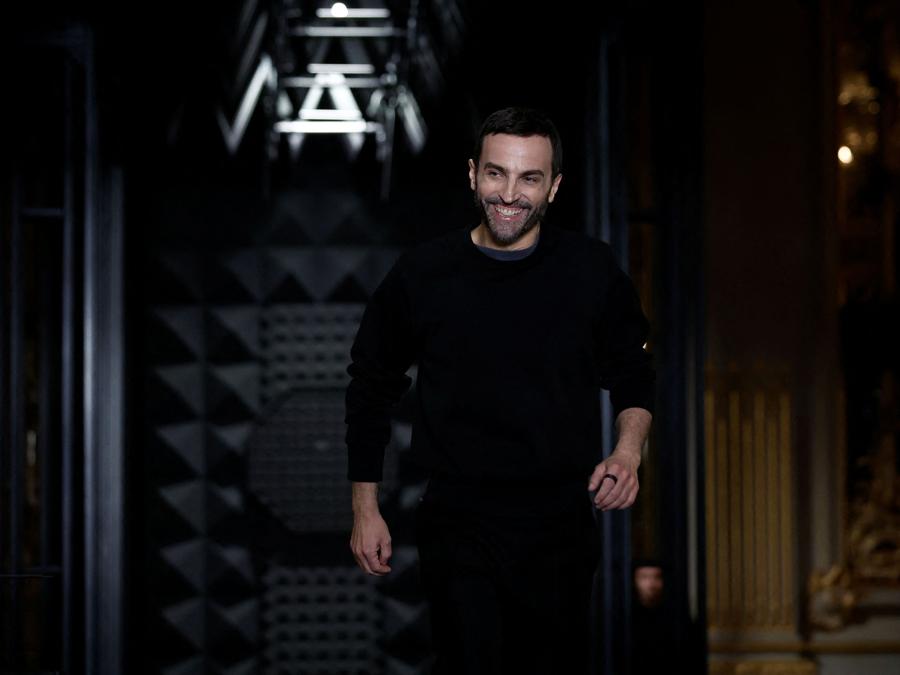Lo stilista  Nicolas Ghesquiere appare al termine della sfilata. (Reuters/Benoit Tessier)
