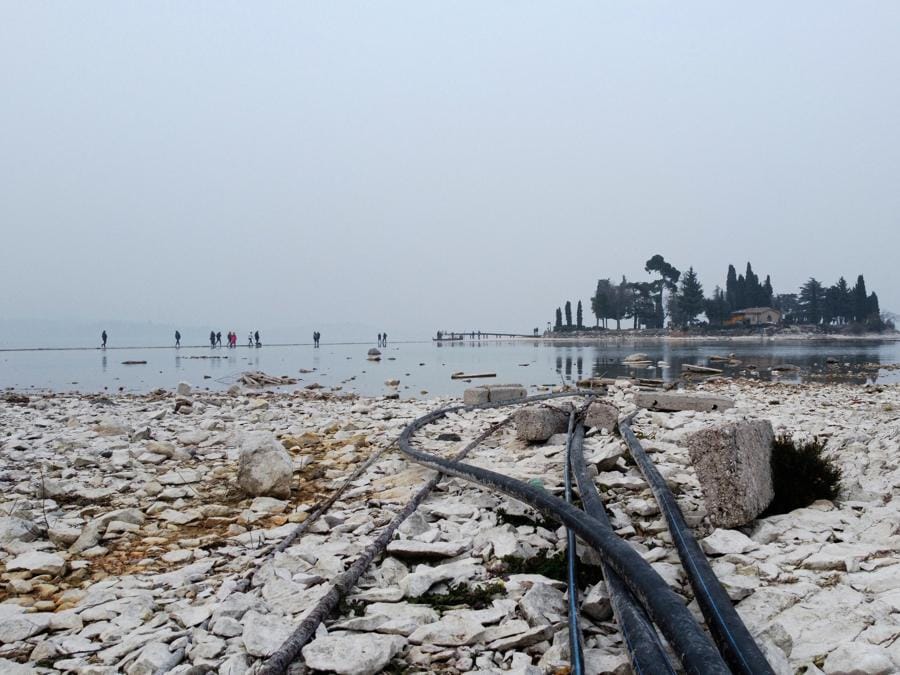 L'isola dei Conigli, a causa della siccita' che affligge il lago di Garda, si raggiunge a piedi, Manerba (Brescia). (ANSA/ FILIPPO VENEZIA)