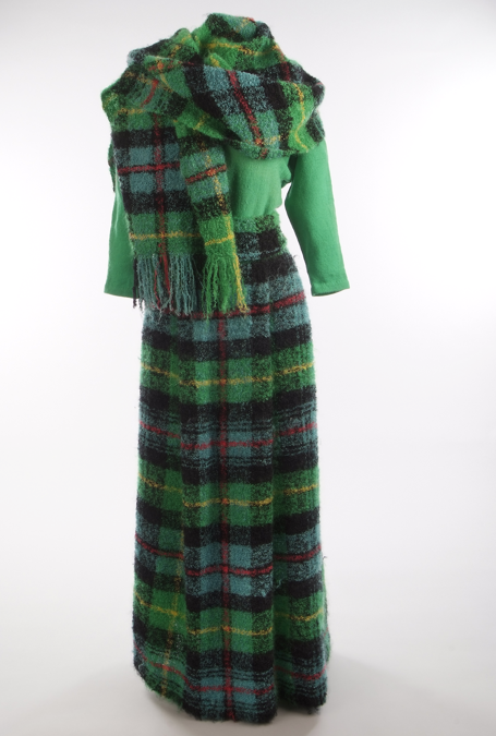 Gonna e sciarpa in Farquharson Tartan, courtesy of Aberdeen City Council  Art Gallery and Museums Collections