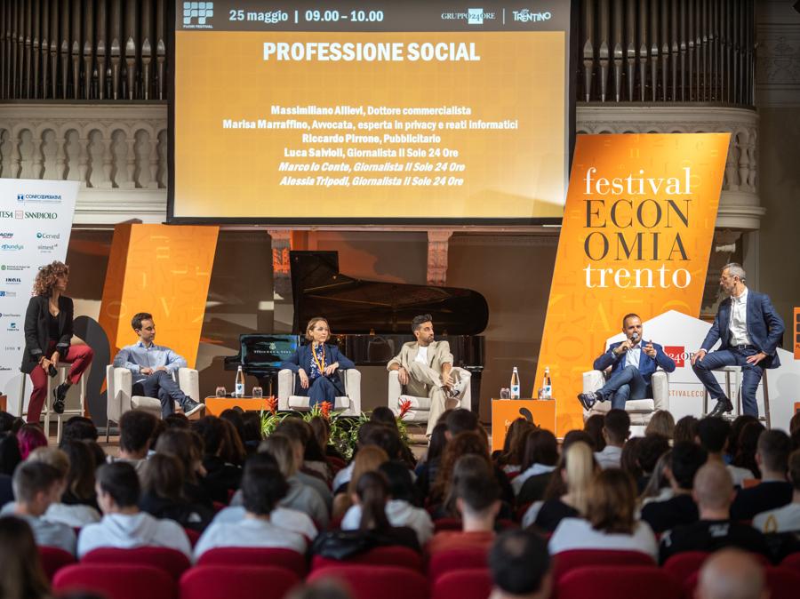 «Professione Social» Nella foto: Alessia tripodi, Massimiliano Allievi, Marisa Marraffino, Riccardo Pirrone, Luca Salvioli, Marco Lo Conte 