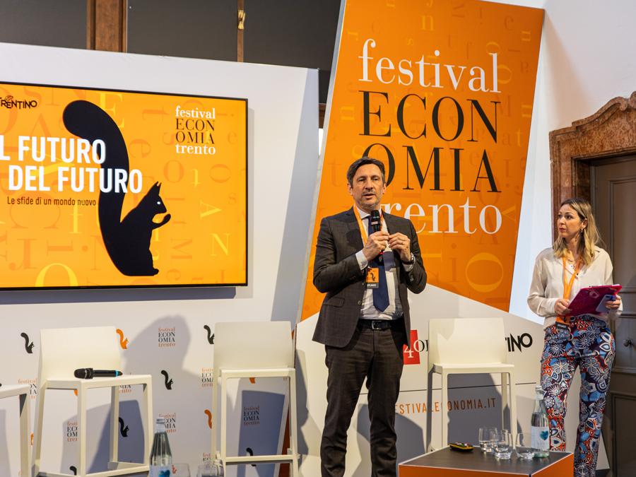 «Economia dei territori tra transizioni e divari» Nella foto: Achille Spinelli, Marika Damaggio 