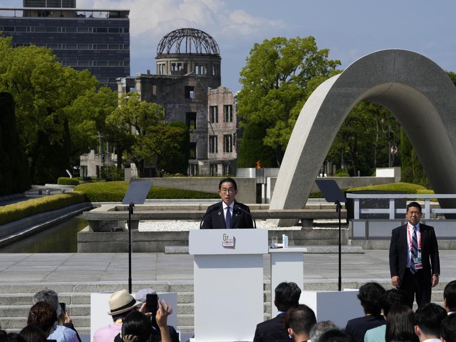 Il primo ministro  Fumio Kishida parla davanti al memoriale delle vittime della bomba atomica. (Reuters)
