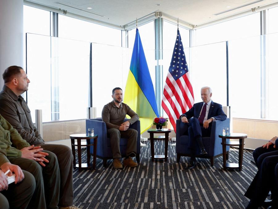 Joe Biden incontra il presidente ucraino Volodymyr Zelensky. (Reuters)