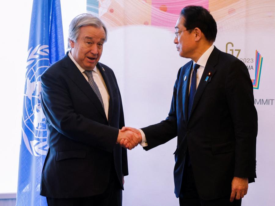 Il segretario generale Antonio Guterres con il primo ministro giapponese Fumio Kishida durante un incontro bilaterale. Reuters