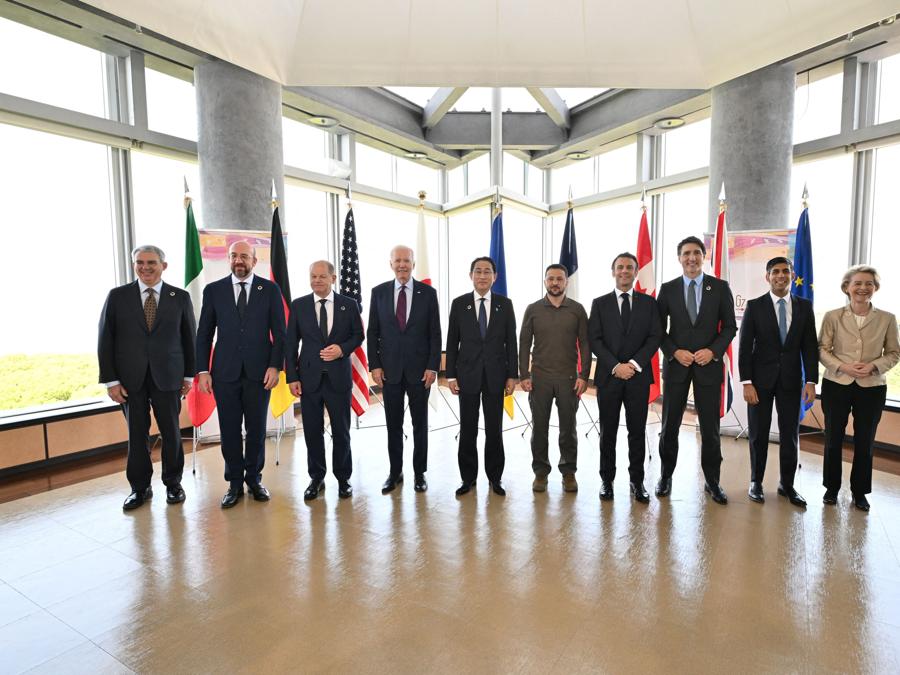 Joe Biden e altri leader del G7 in posa prima di una sessione di lavoro sull’Ucraina a Hiroshima. (Reuters)