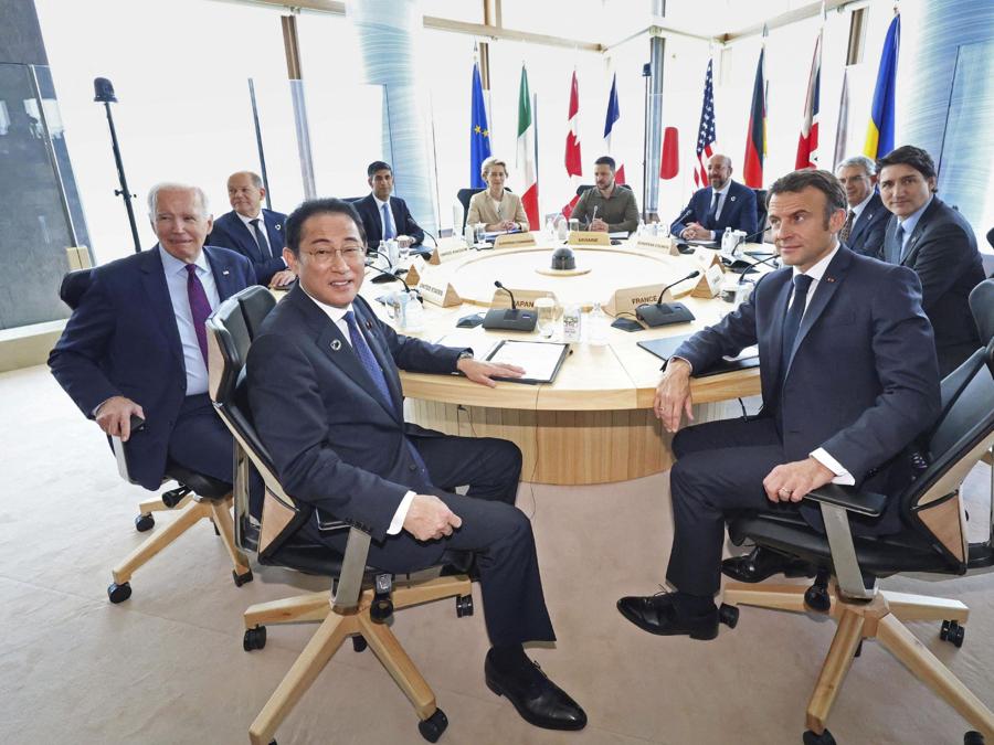 Il presidente ucraino Volodymyr Zelensky, il presidente degli Stati Uniti Joe Biden, il cancelliere tedesco Olaf Scholz, il primo ministro britannico Rishi Sunak, la presidente della commissione europea Ursula von der Leyen, il presidente del Consiglio Europeo  Charles Michel, il primo ministro italiano  Giorgia Meloni, il primo ministro canadese Justin Trudeau, il presidente francese Emmanuel Macron, il primo ministro giapponese Fumio Kishida durante una sessione del G7. (Reuters)